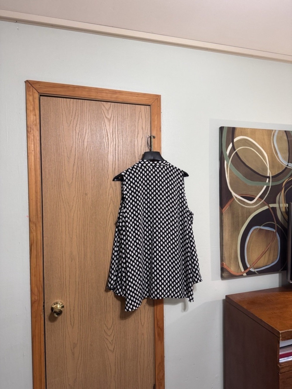 Vince Camuto Size 2X Black & White w/Geometric Print & Cold Shoulders V-Neck Top - Picture 2 of 5